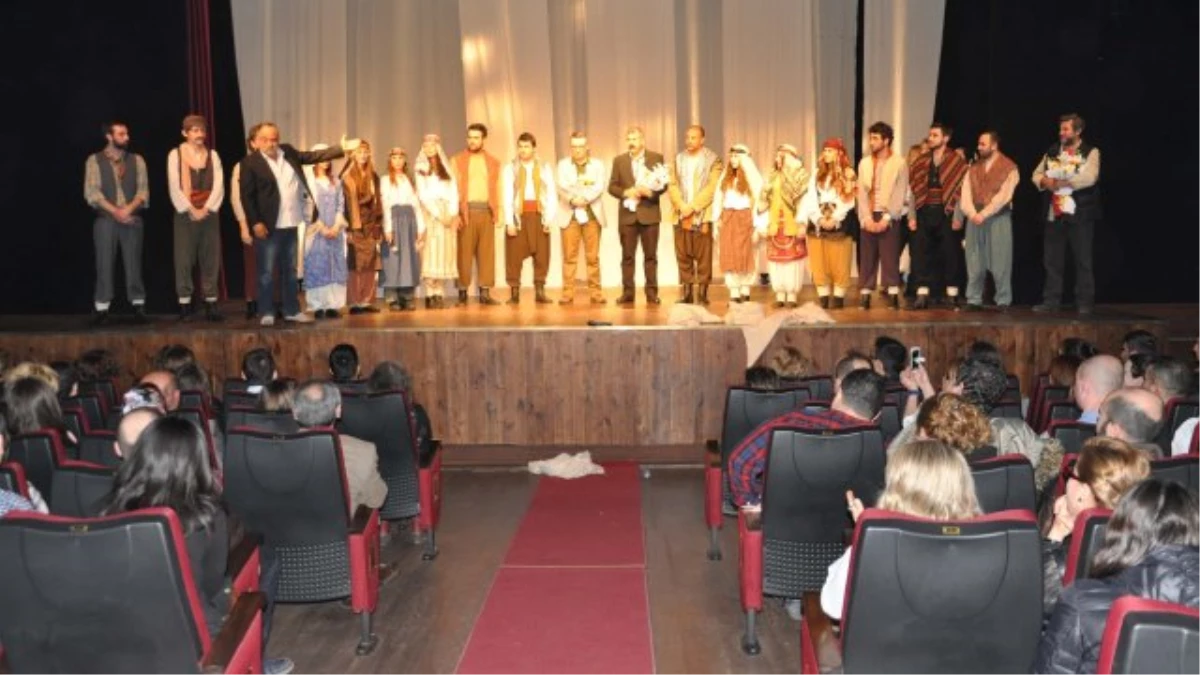 Genç Tiyatrocuların Alkışlatan Başarısı