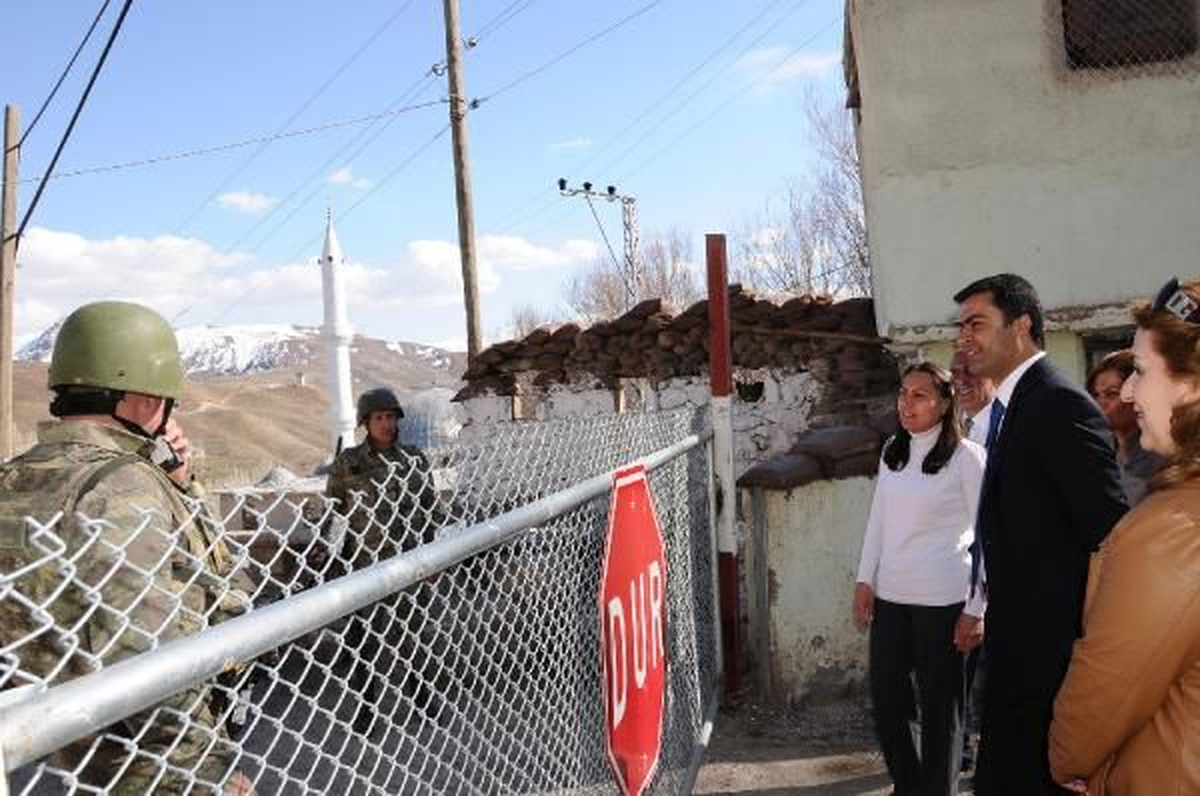 Hakkari\'de BDP\'liler Askerden Oy İstedi