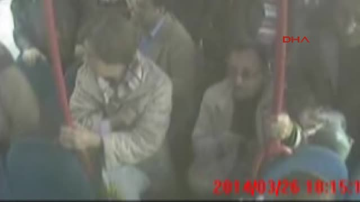 Halk Otobüsünün Yayaya Çarpması Güvenlik Kamerasında