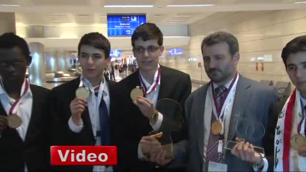 Katar\'da Birinci Olan Öğrencilere Mehterli Karşılama