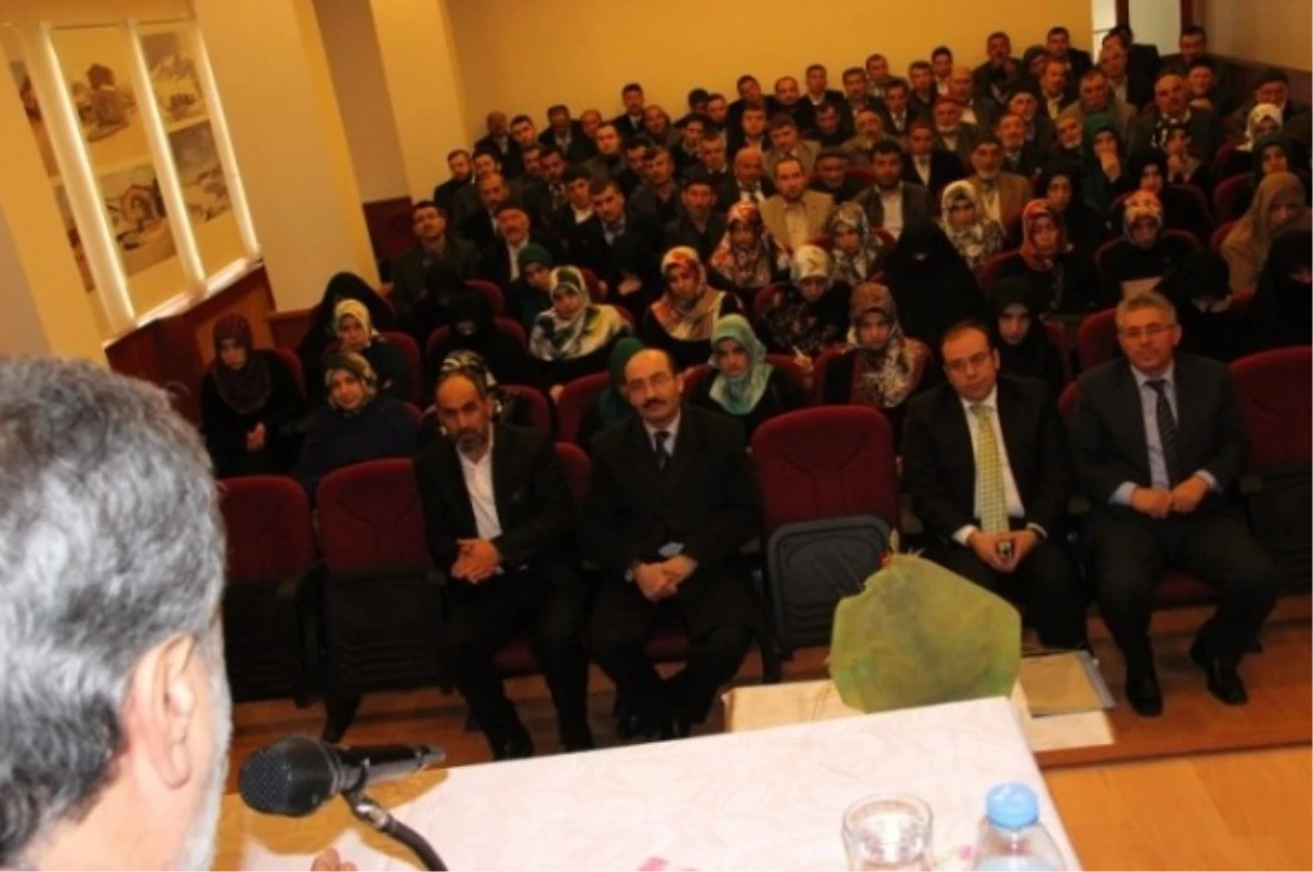 Müftü Çınar Narman\'da Düzenlenen Konferansta Konuştu