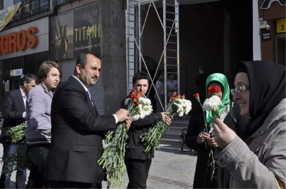 Saadet Partisi Büyükşehir Belediye Başkan Adayı Haşim Özçelik Vatandaşa Karanfil Dağıttı