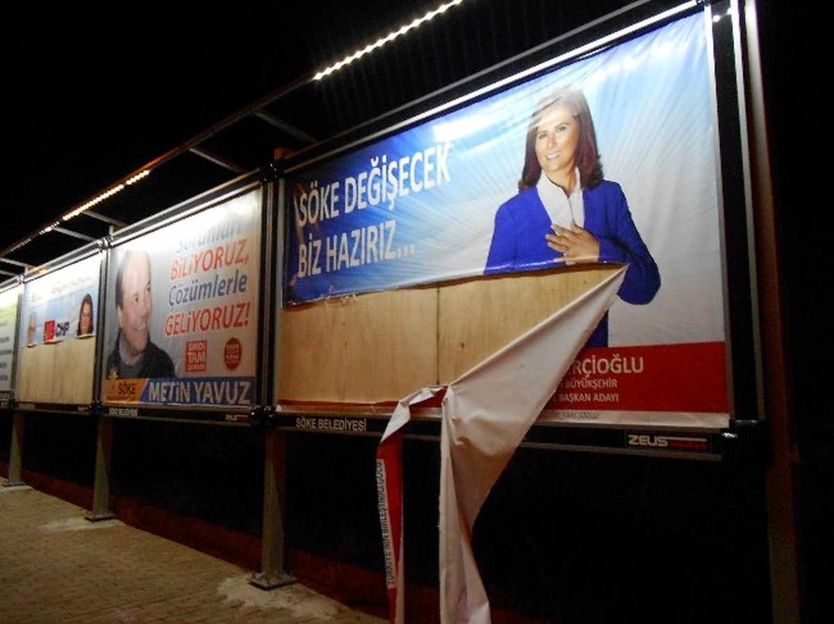 Söke\'de Özlem Çerçioğlu\'nun Afişlerine Çirkin Saldırı