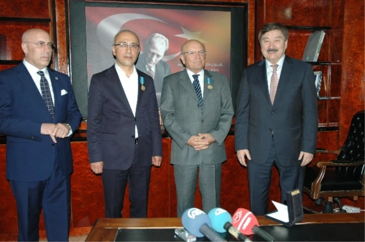 Türksoy\'dan Bakan Elvan\'a 20. Yıl Madalyası
