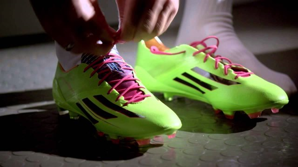 Adidas Adizero F50 ile Yeşil Sahalarda Hızınıza Hız Katın