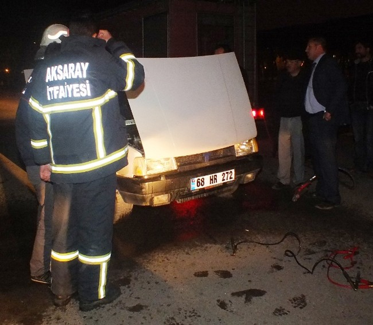 Aksaray\'da Aküye Takviye Yaparken Araçta Yangın Çıktı