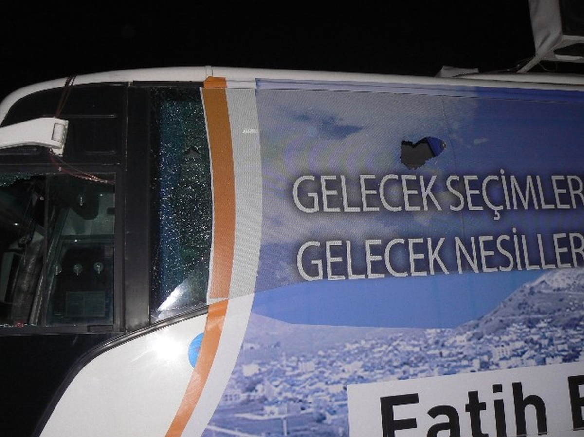 Bozüyük\'te AK Parti Otobüsüne Saldırı