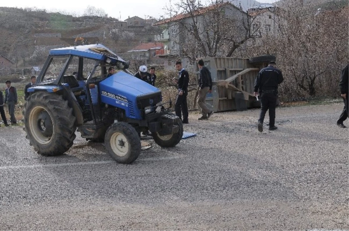 Çelikhan\'da Traktör Devrildi: 2 Yaralı