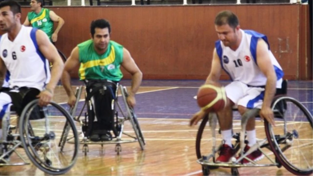 Engelli Basketbolcular Ayakta Alkışlanıyor