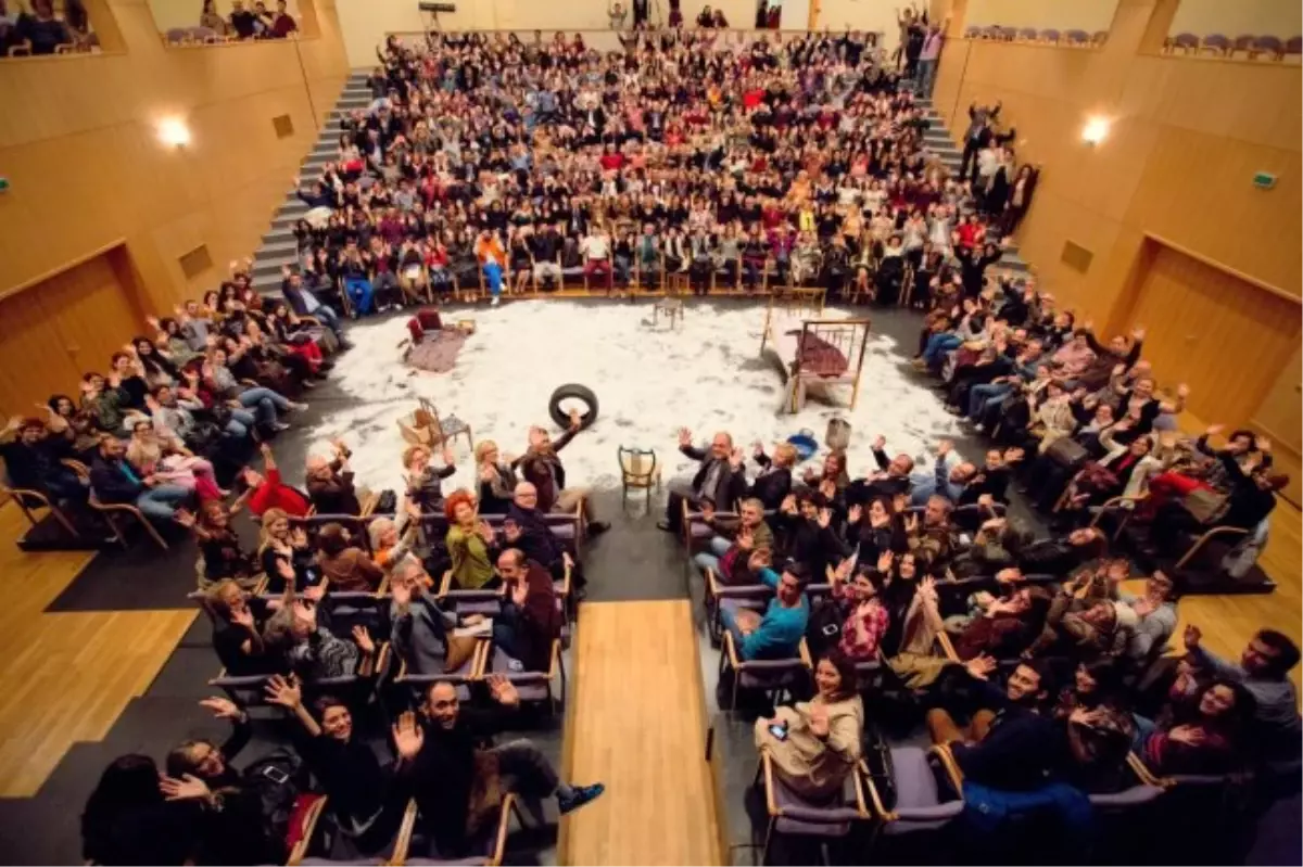 ENKA Kültür Sanat Buluşmaları\'nda 700 El Dünya Tiyatro Günü İçin Kalktı