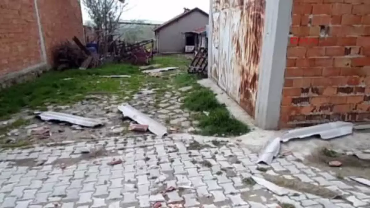 Hortum, Köy Evlerinin Çatısını Uçurdu