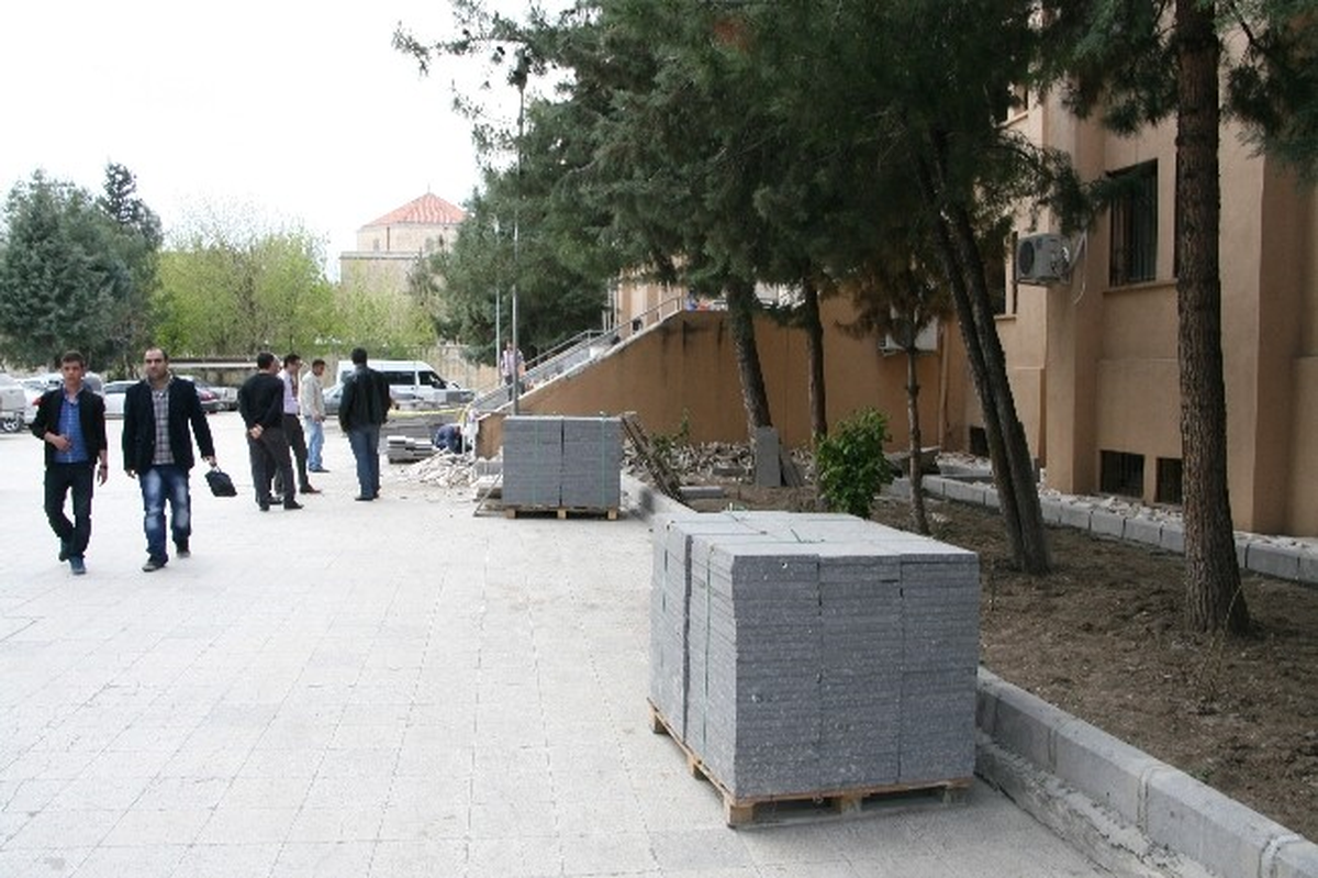 Silvan\'da Hükümet Konağı Çevre Düzenlemesi Devam Ediyor
