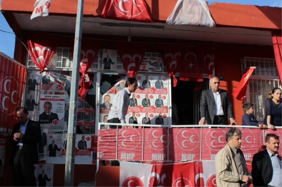 İzmir\'de MHP Seçim Bürosuna Saldırı