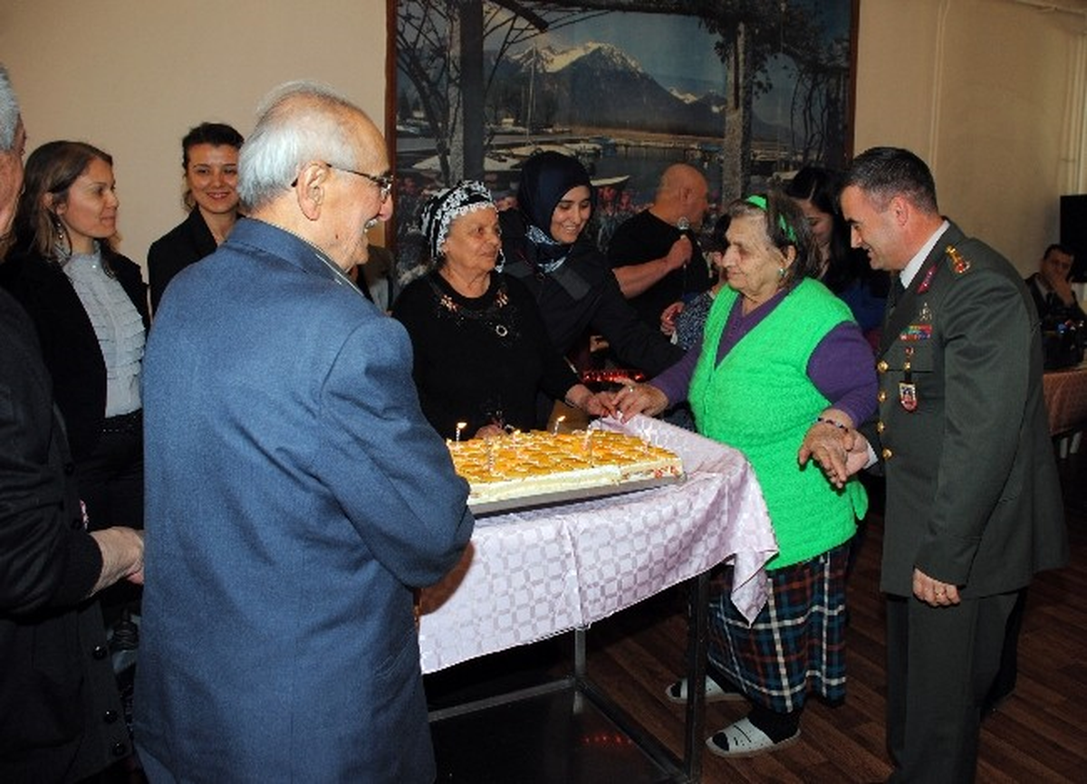Jandarma\'dan Huzurevine Ziyaret