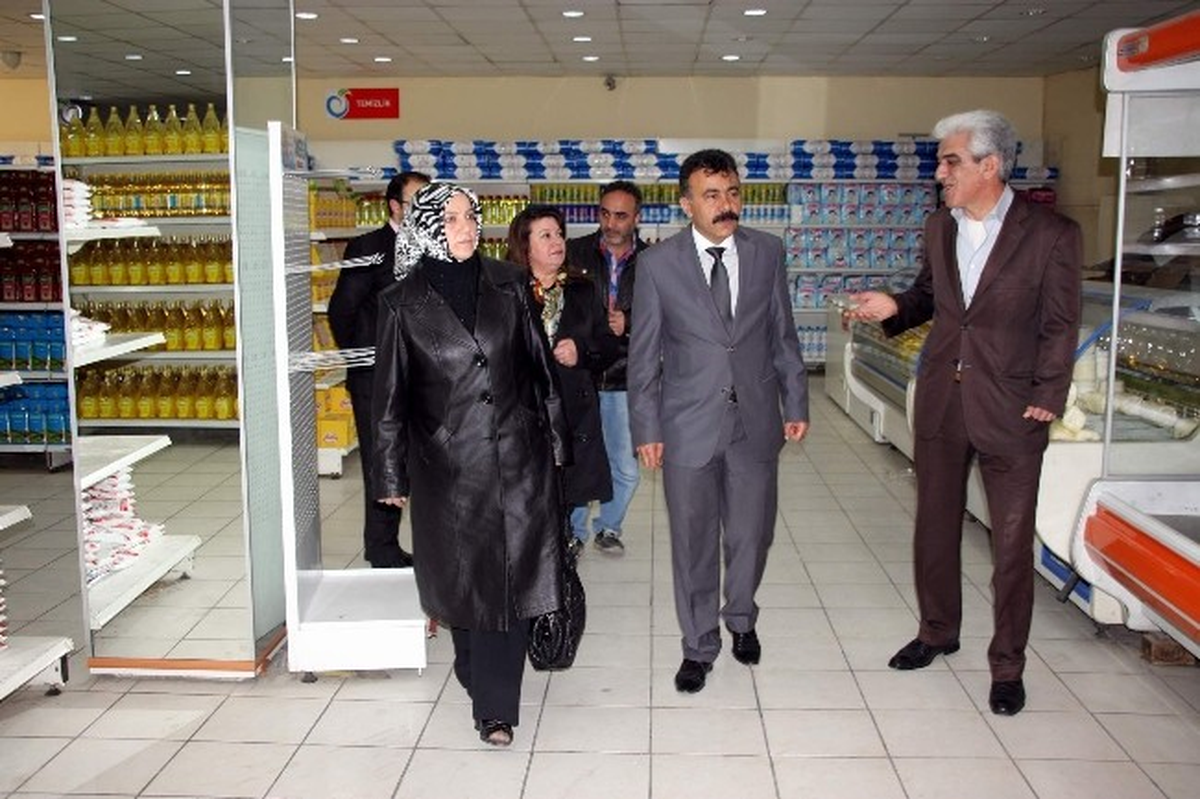 Kadın Muhtar Adayı Plastik Kapak Bağışladı