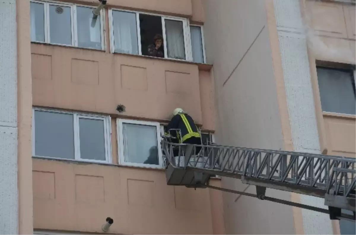 Madde Bağımlısı Şahıs Parfüm Döktüğü Evini Ateşe Verdi