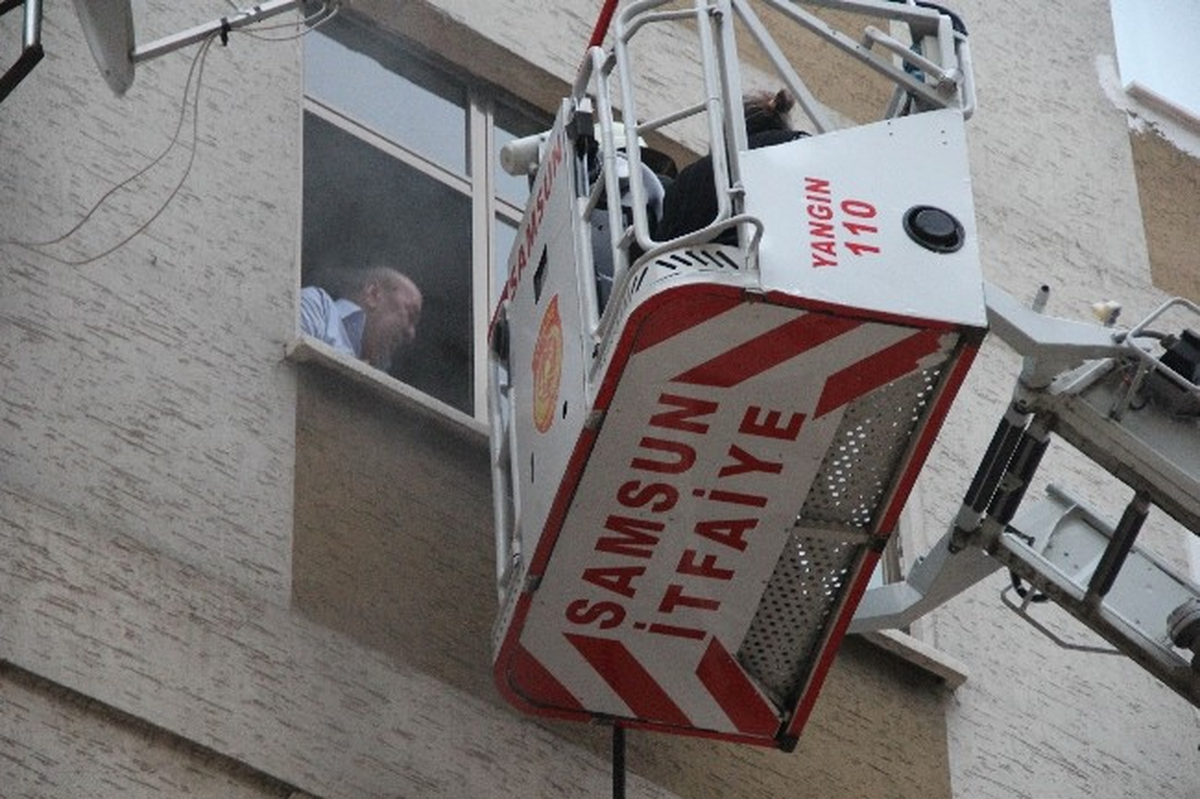 Samsun\'da Yangında 2 Kişi Hastanelik Oldu