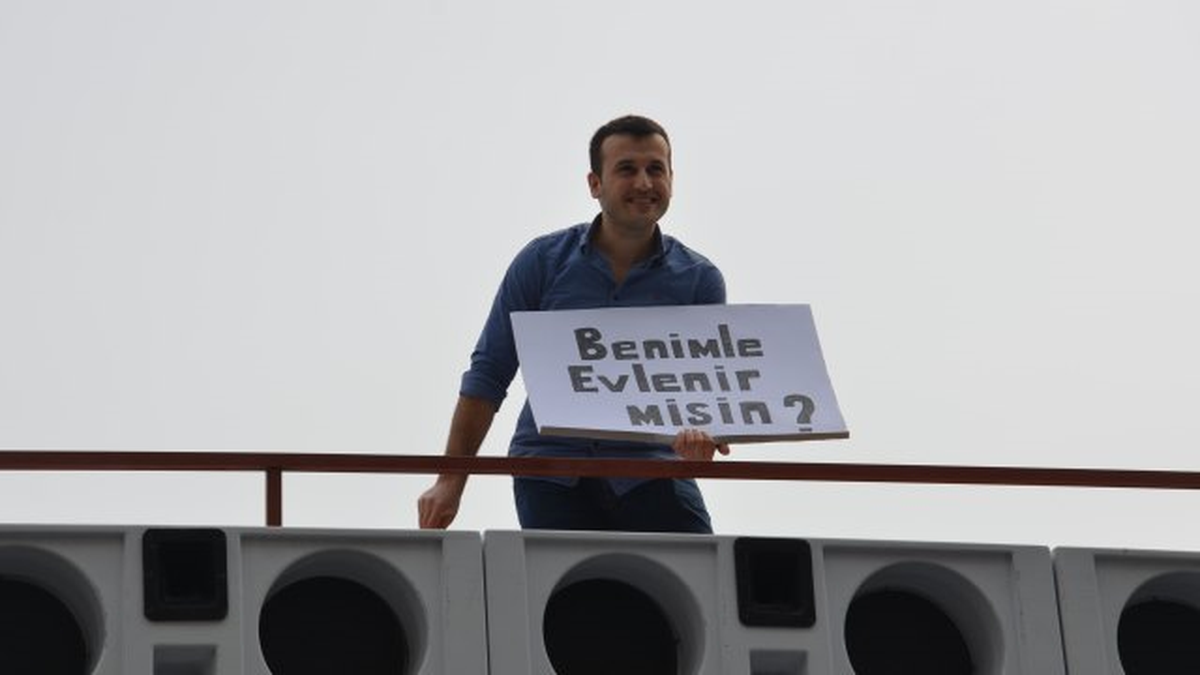 Sevdiği Kıza Seçim Otobüsüne Çıkıp Evlenme Teklifi Etti