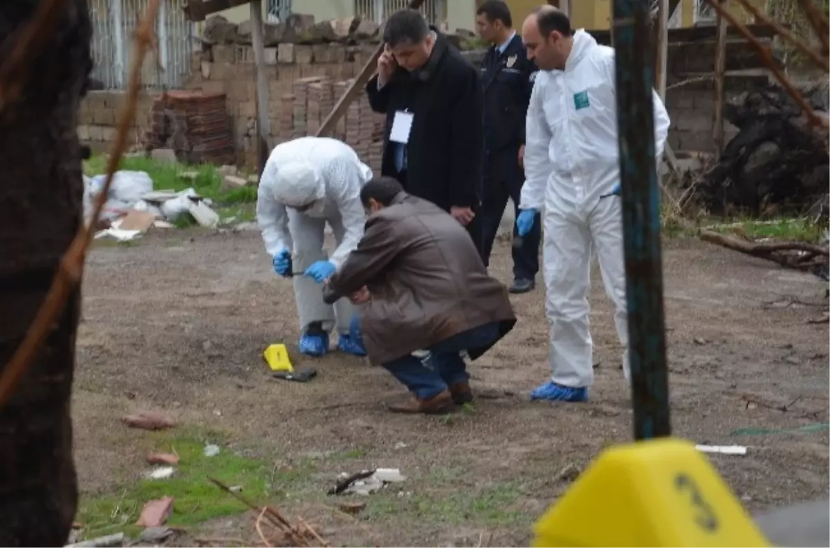 Silahla Bankaya Giren Maskeli 2 Kişi Müşterinin Parasını Çaldı