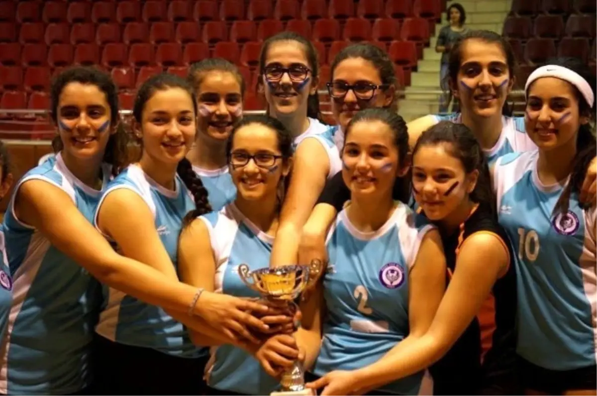 Söke Voleybolda Bir Haftada İki Kupa Mutluluğu Yaşadı