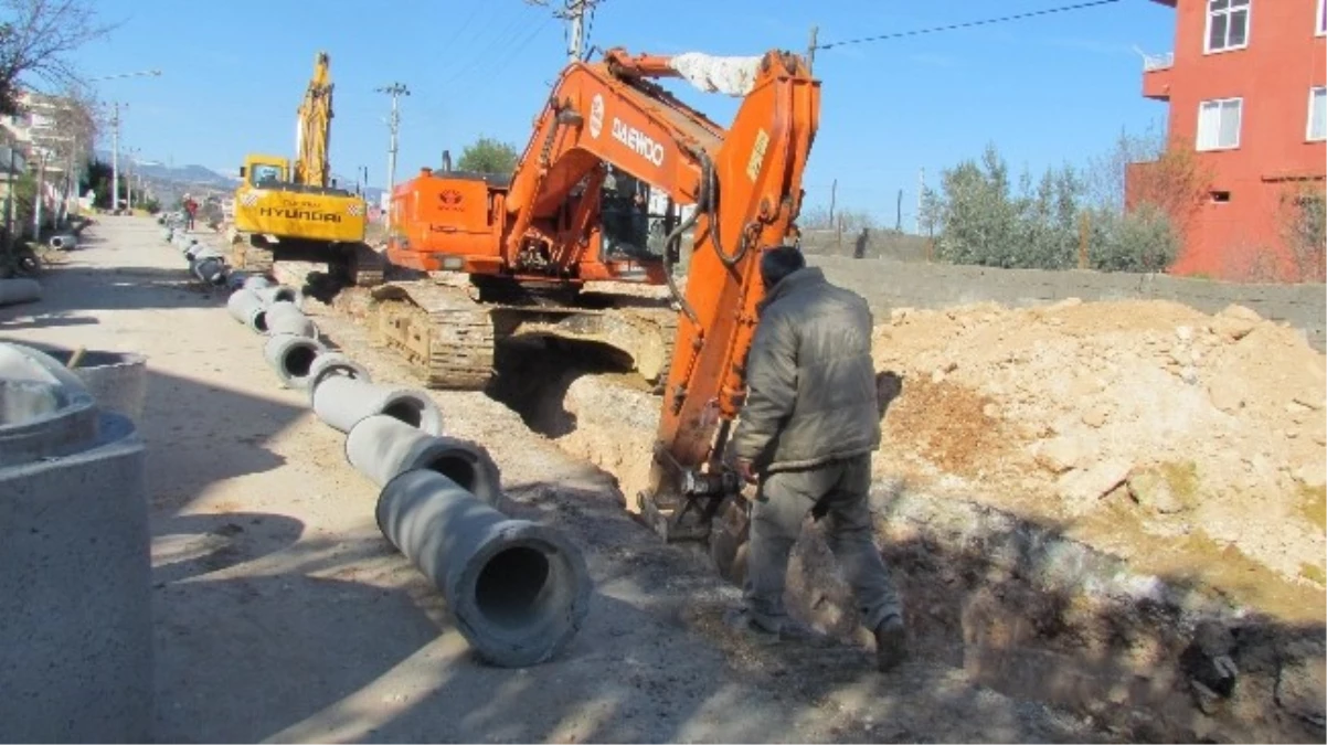 Yalınayak ve Karacailyas\'ta Kanalizasyon Çalışması