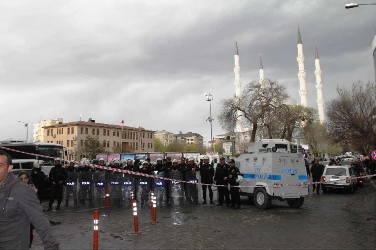 AK Parti Seçim Konvoyunda Gerginlik