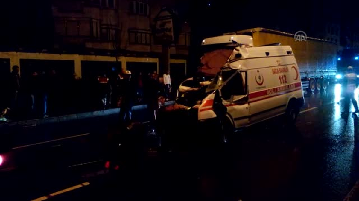 Akçaabat\'ta Ambulans ile Tır Çarpıştı: 1 Ölü, 4 Yaralı