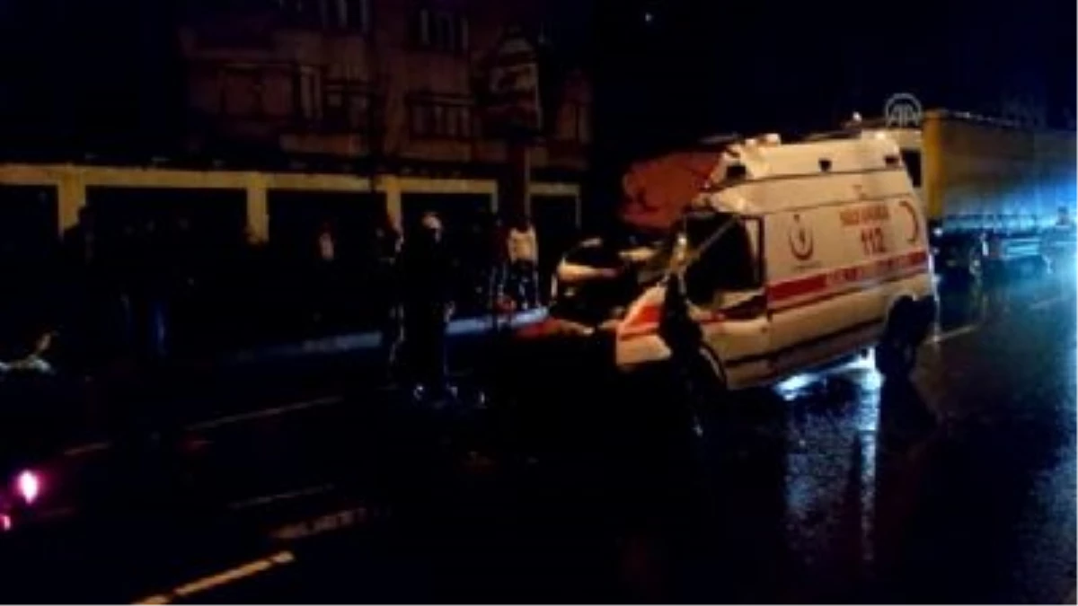Akçaabat\'ta Ambulans Tırla Çarpıştı: 1 Ölü, 4 Yaralı