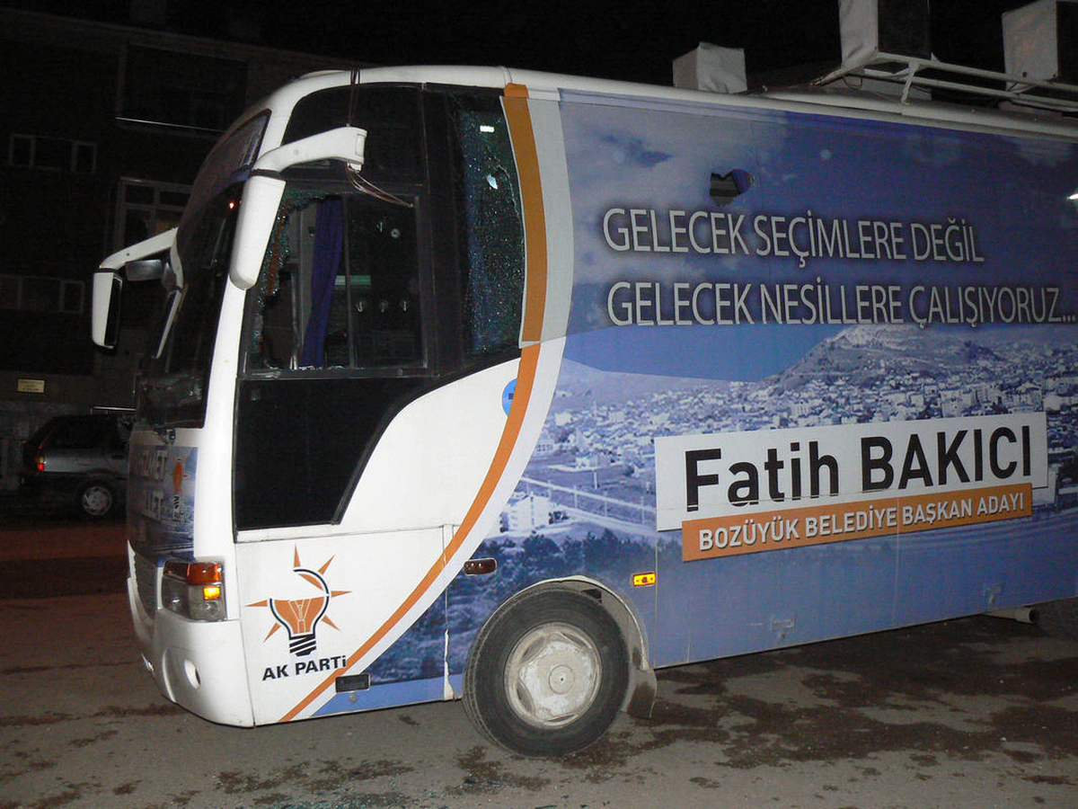 Bozüyük\'te AK Parti Seçim Otobüsünün Camları Kırıldı