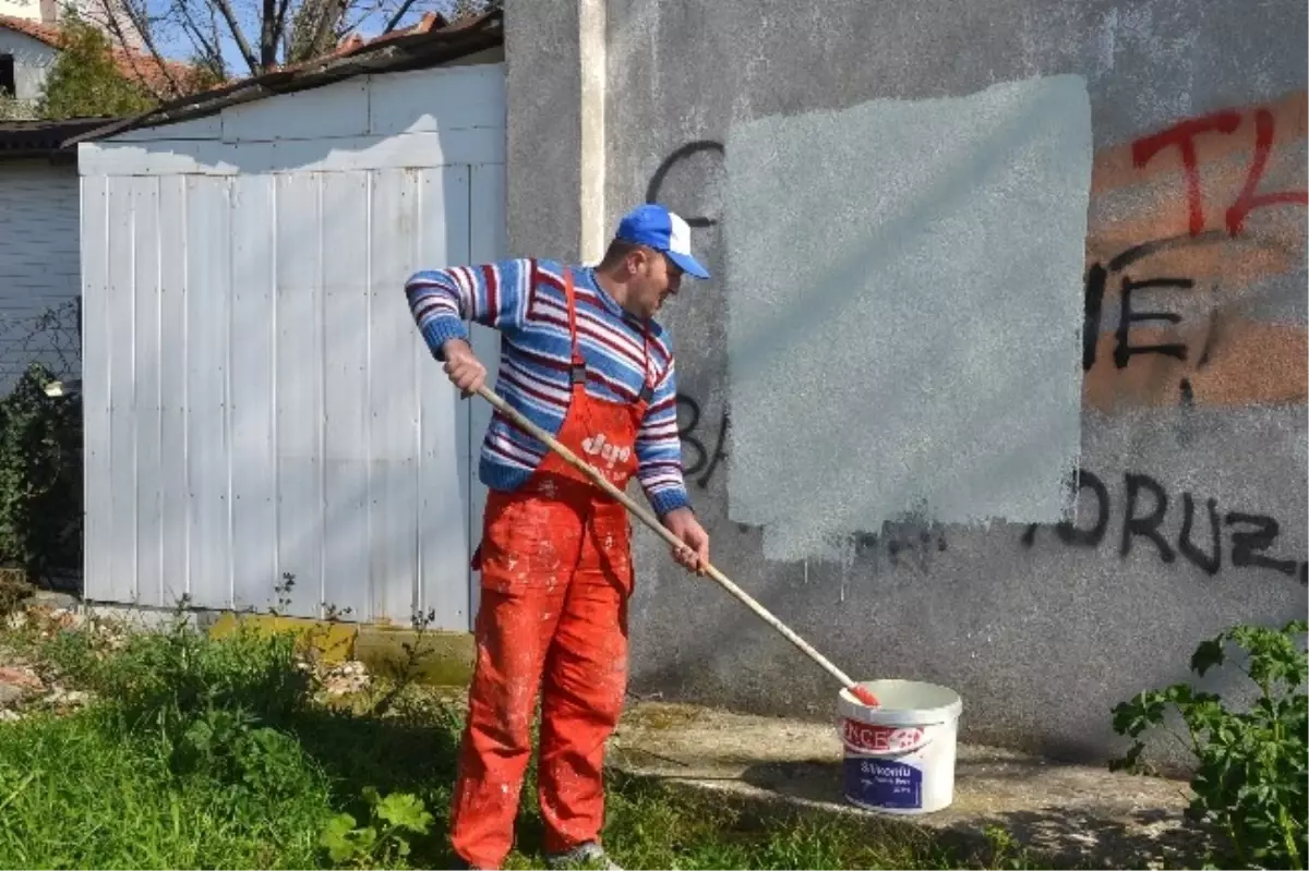 Çorlu\'da Duvarlara Yazılan Yazılar Boyanarak Kapatılıyor