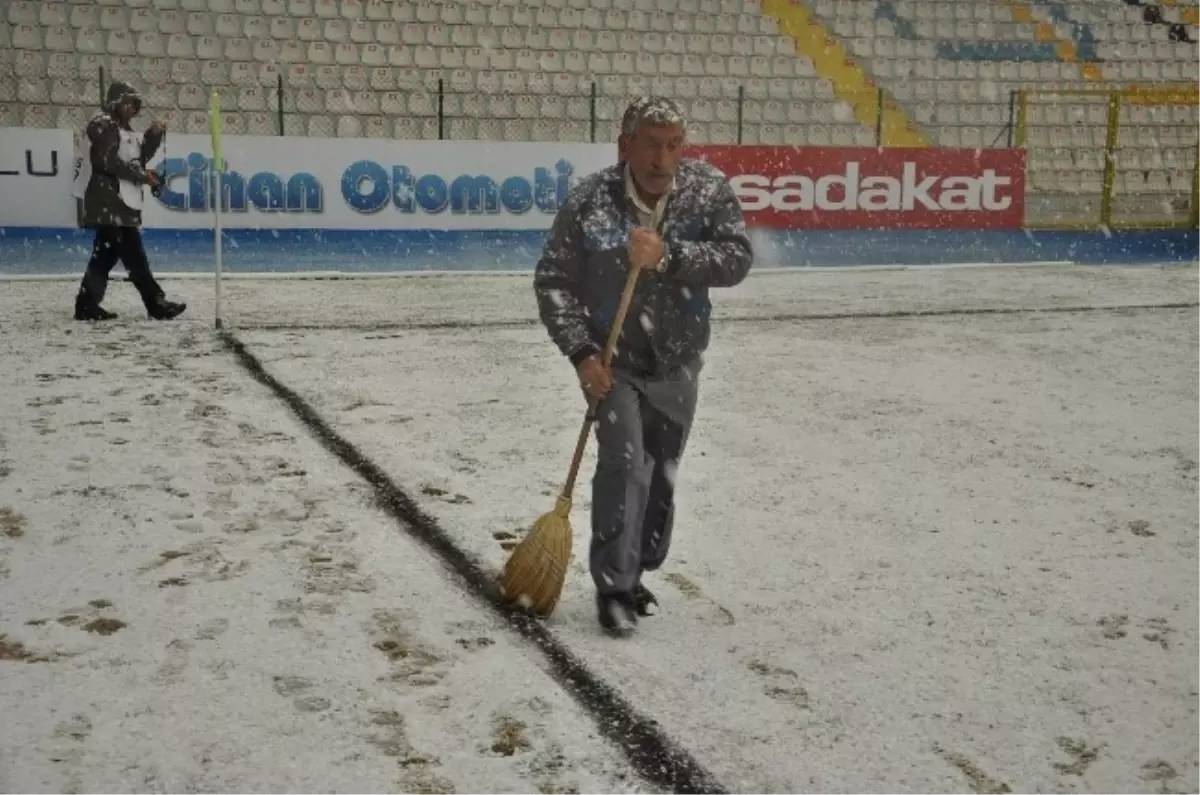 Erzurum\'da Kar Futbol Müsabakasını Aksattı