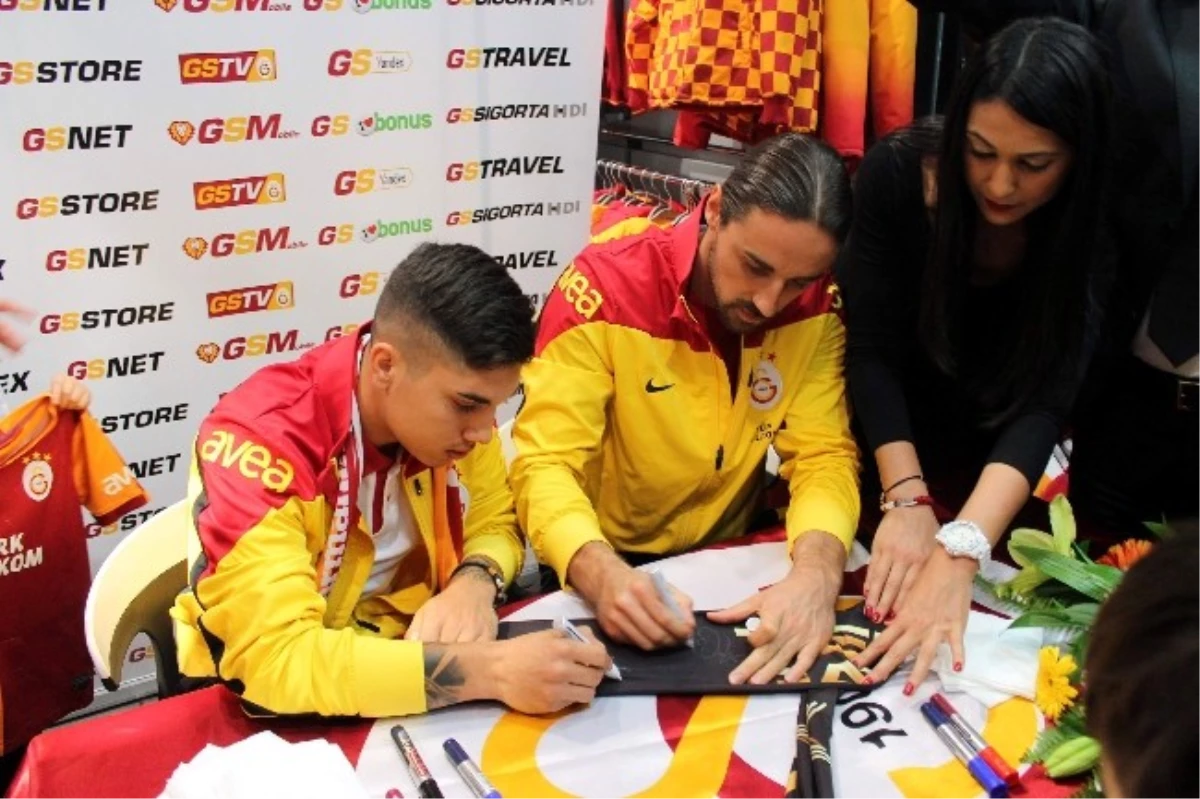 Galatasaraylı Futbolcular İmza Dağıttı