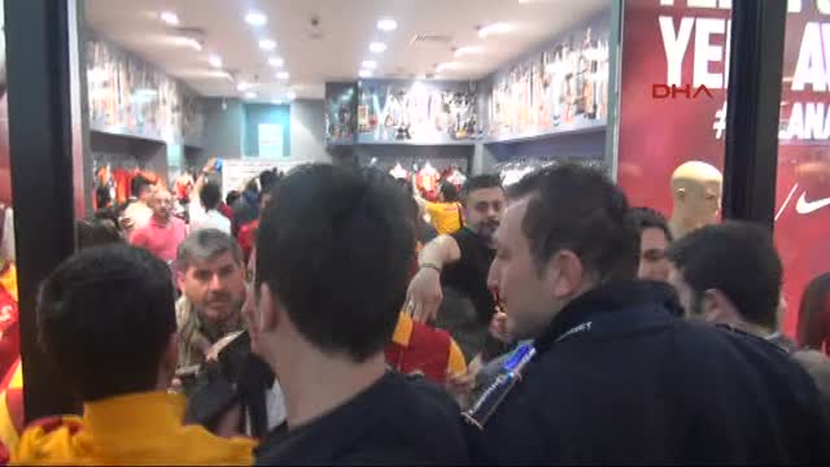 Galatasaraylı Futbolcuların Konya\'daki İmza Töreninde İzdiham Yaşandı.