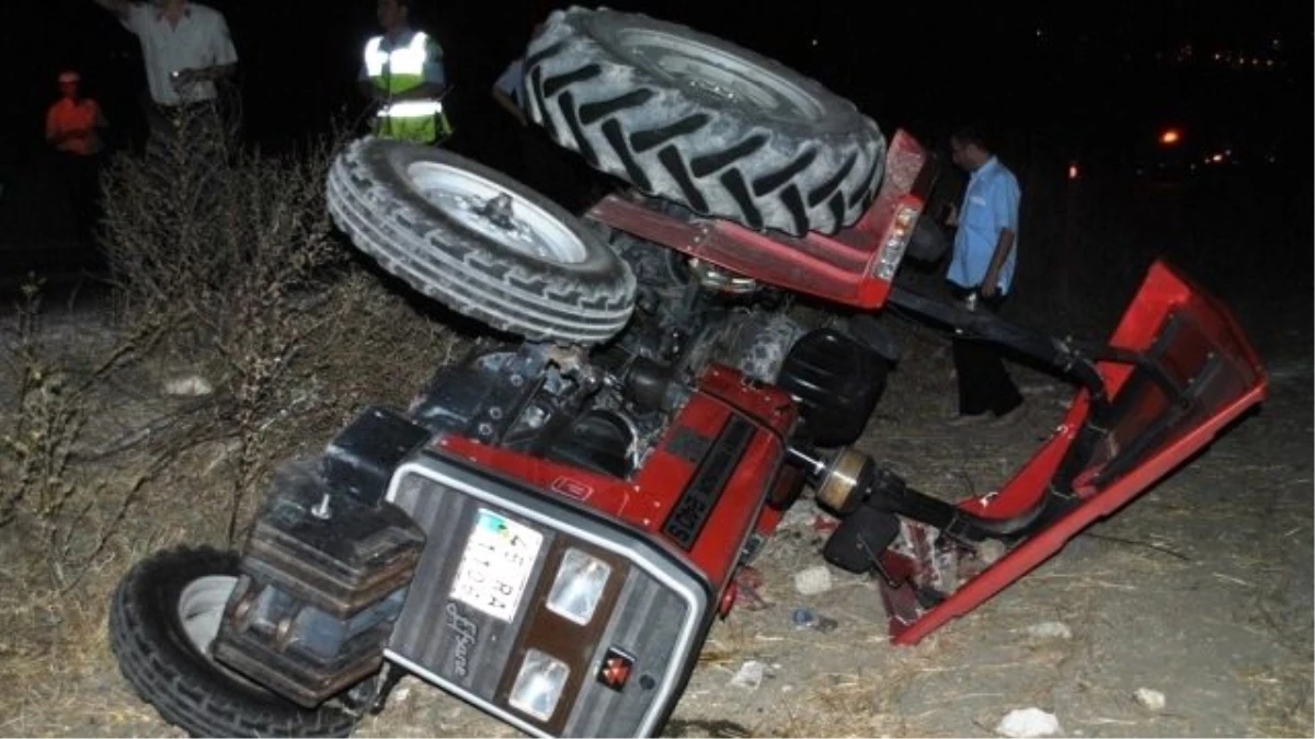 Devrilen Traktördeki 2 Kişi Yaralandı