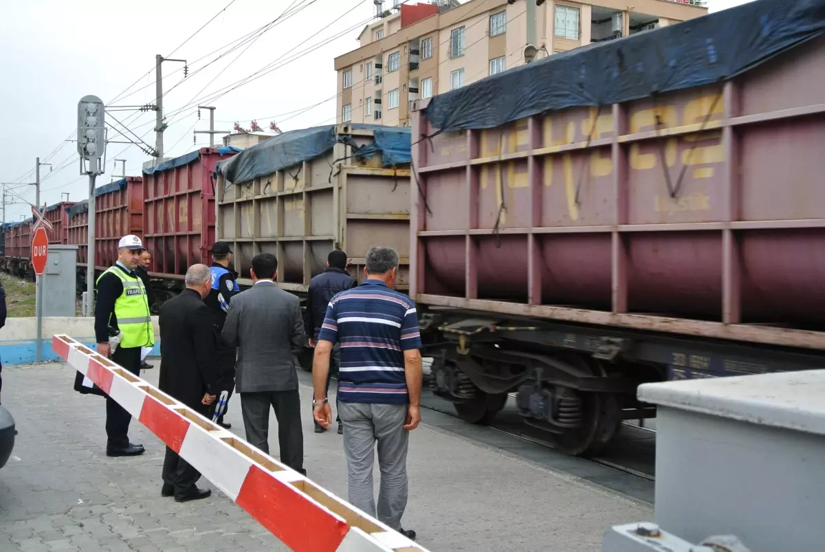 Osmaniye\'de Yük Treni ile Motosiklet Çarpıştı: 2 Yaralı