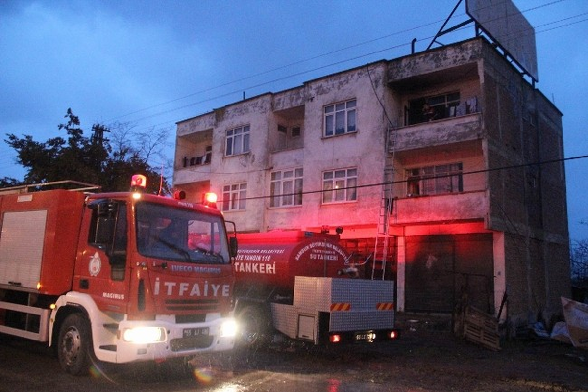 Tekkeköy\'de Bina Yangını Paniğe Neden Oldu