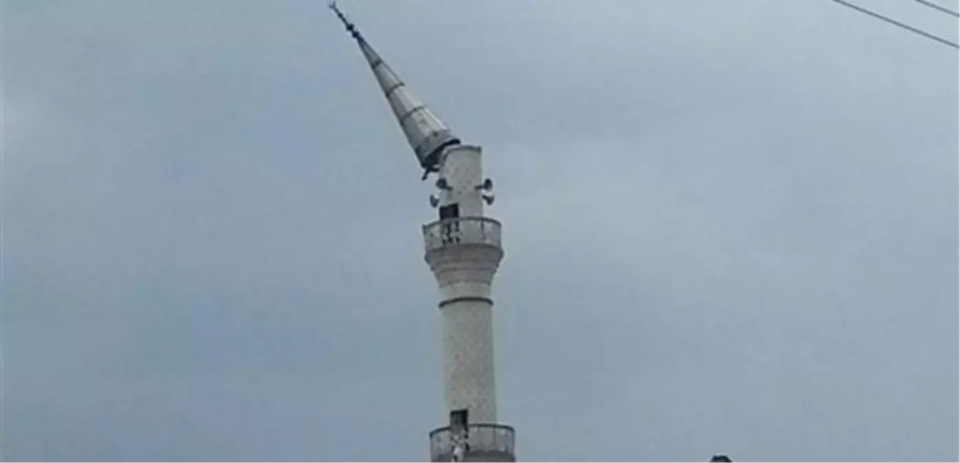 Adıyaman\'da Şiddetli Rüzgar Caminin Minaresini Yıktı