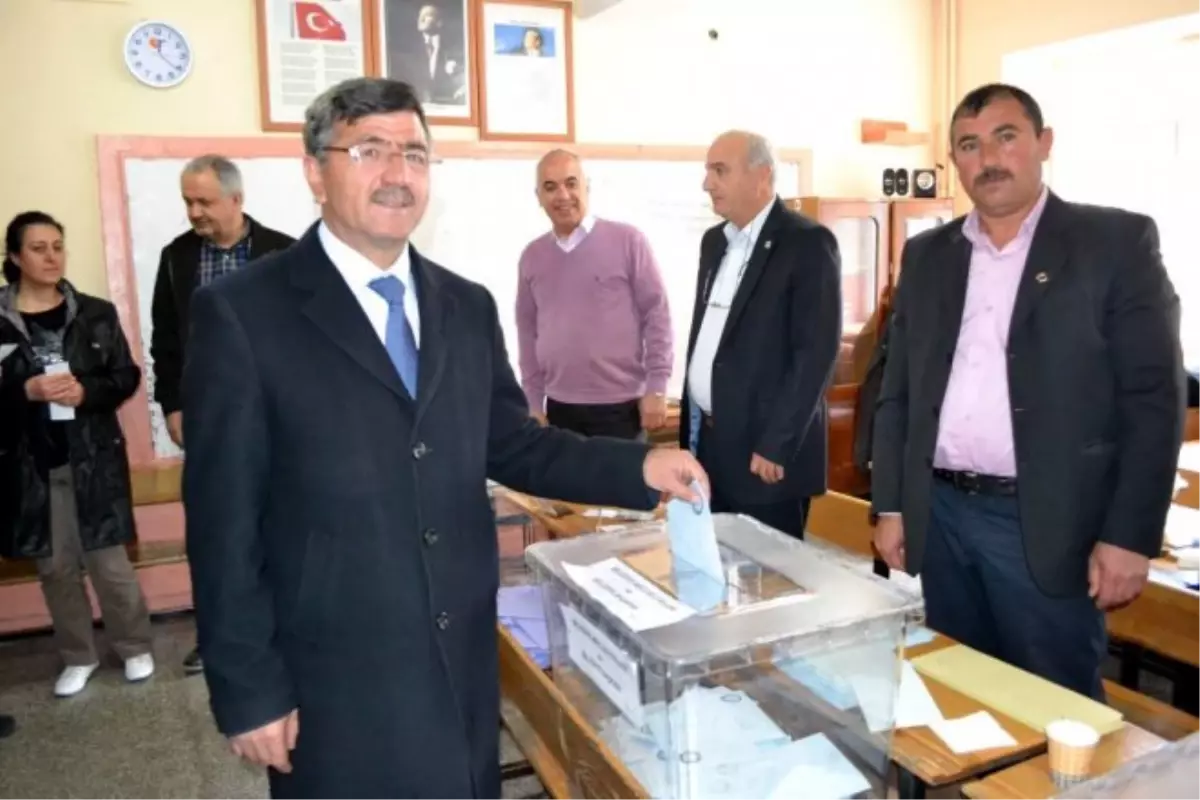 AK Parti Adayı Faruk Akdoğan Oyunu Kullandı