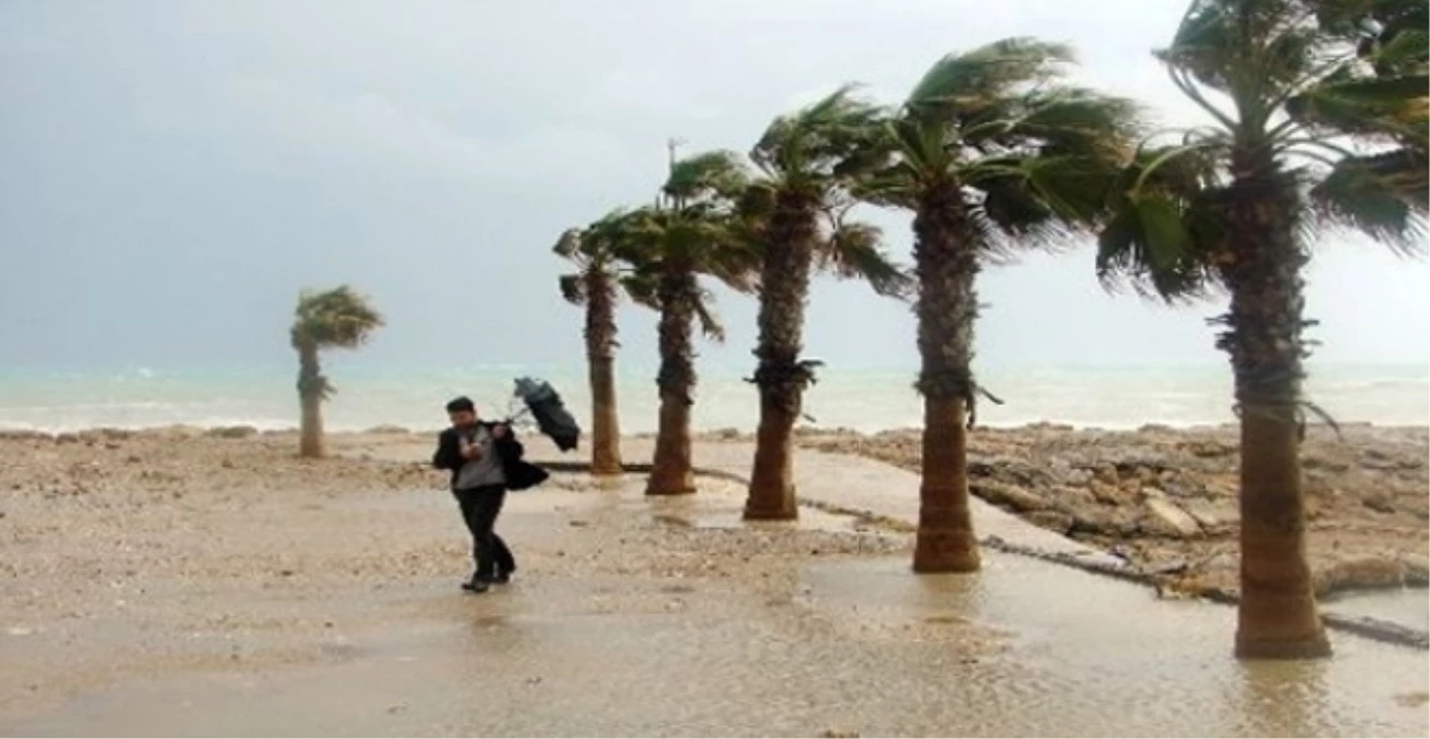 Akdeniz\'deki Fırtınadan Dolayı Elektrik Kesildi