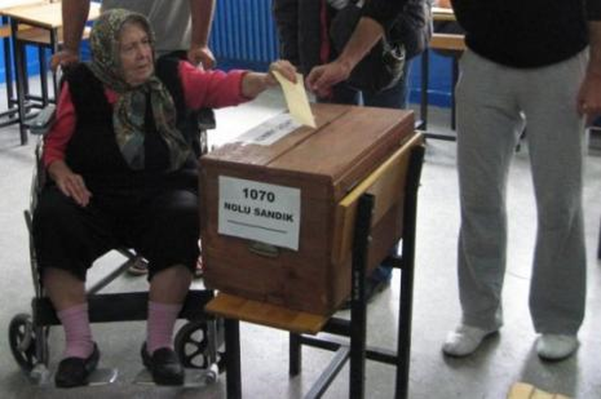 Bedensel Engelliler Zorluklara Rağmen Sandık Başına Gitti