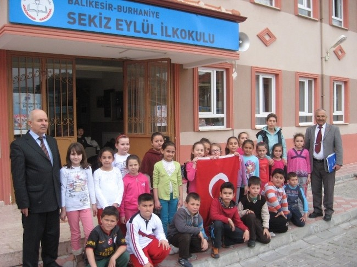Burhaniye Sekiz Eylül\'de Halk Oyunları Kursu