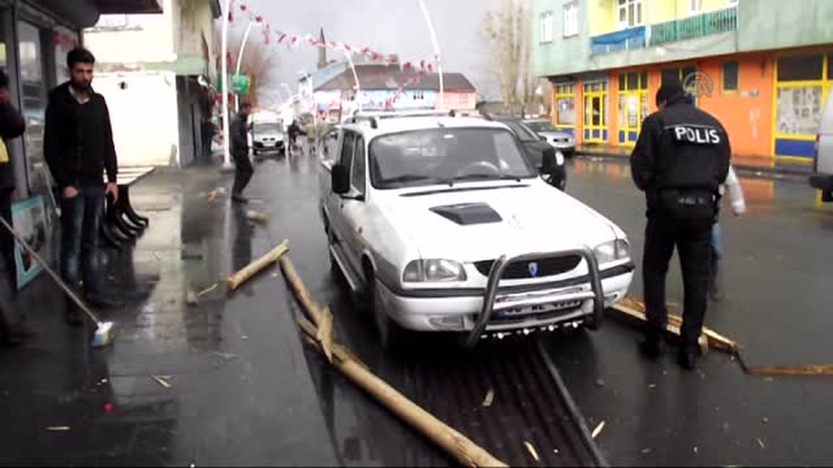 Ev ve iş yerlerinin çatıları uçtu, araçlarda hasar oluştu -