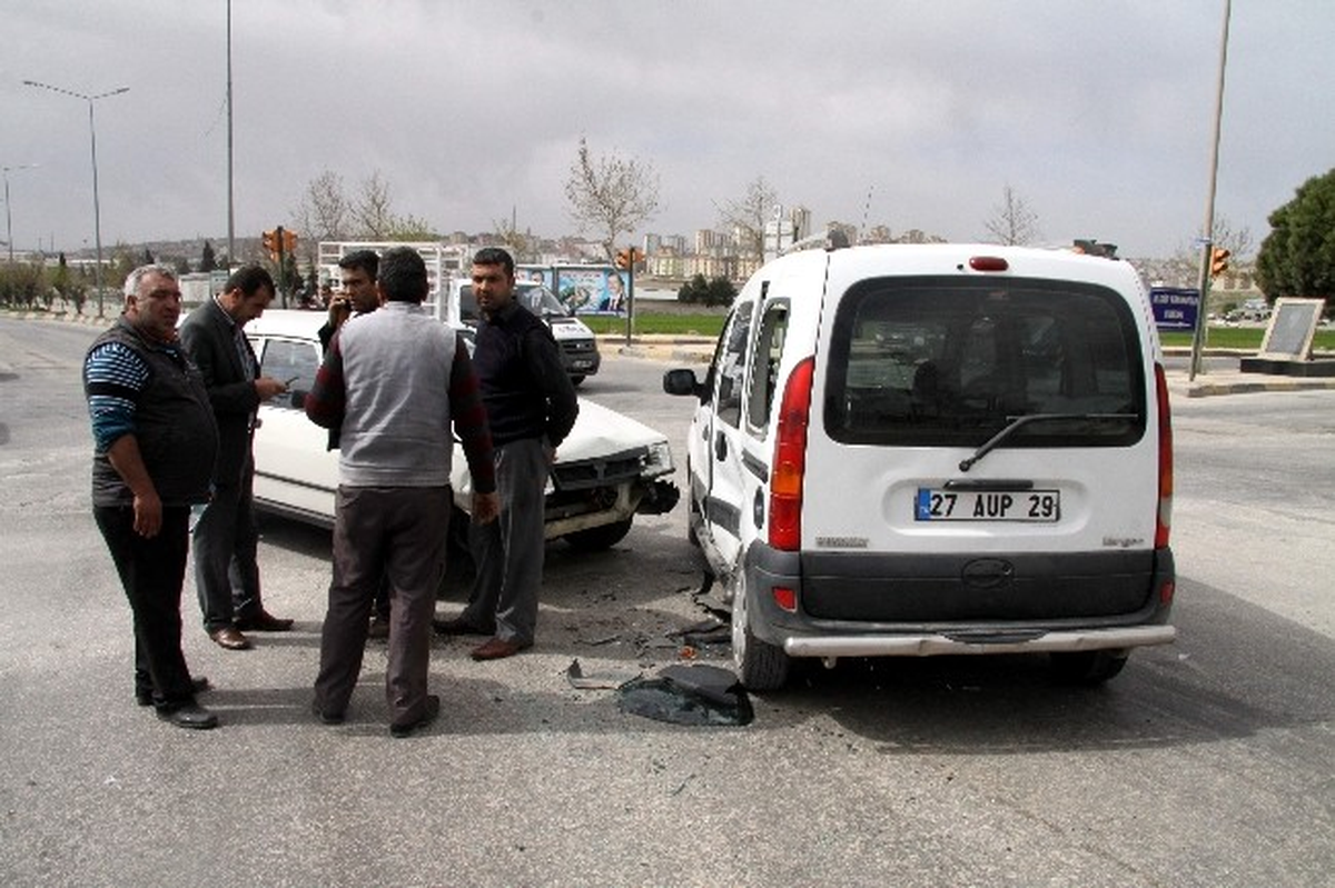 Gaziantep\'te Trafik Kazası: 3 Yaralı
