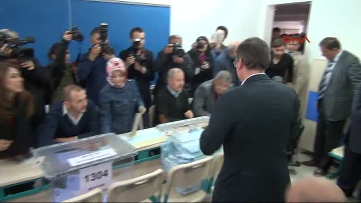 Gökçek Ailesi, Halide Edip Adıvar Ortaokulu\'nda Oylarını Kullandı