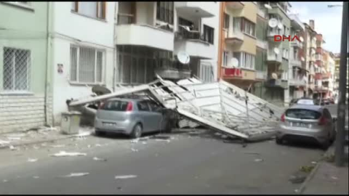 Malatya\'da Şiddetli Rügzar Çatı Uçurttu