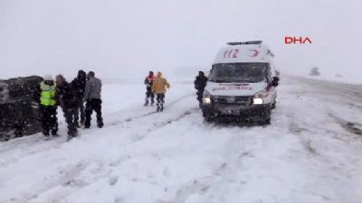 Muş\'ta Yolcu Otobüsü Şarampole Yuvarlandı: 20 Yaralı