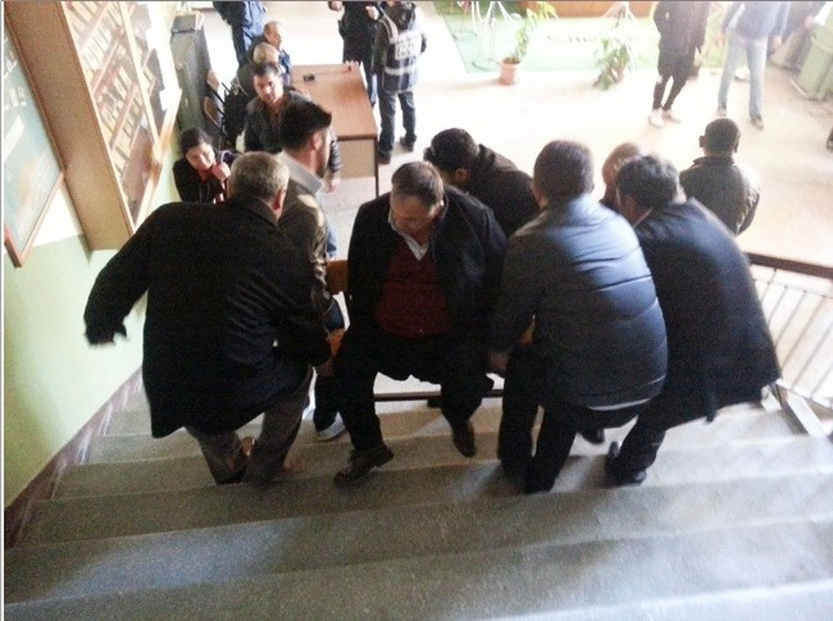 Oy Kullanmak İçin 5 Kişinin Yardımıyla 3. Kata Çıkarıldı