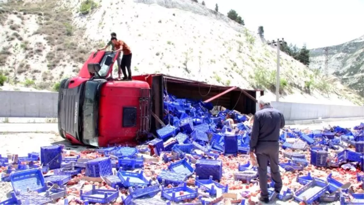 Sebze Yüklü Tır Devrildi: 2 Yaralı