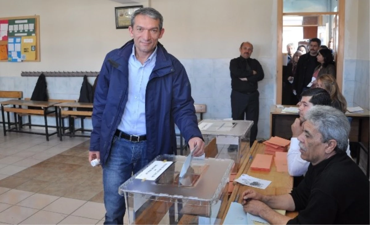 Uşak\'ta Belediye Başkan Adayları Sandık Başında Gitti