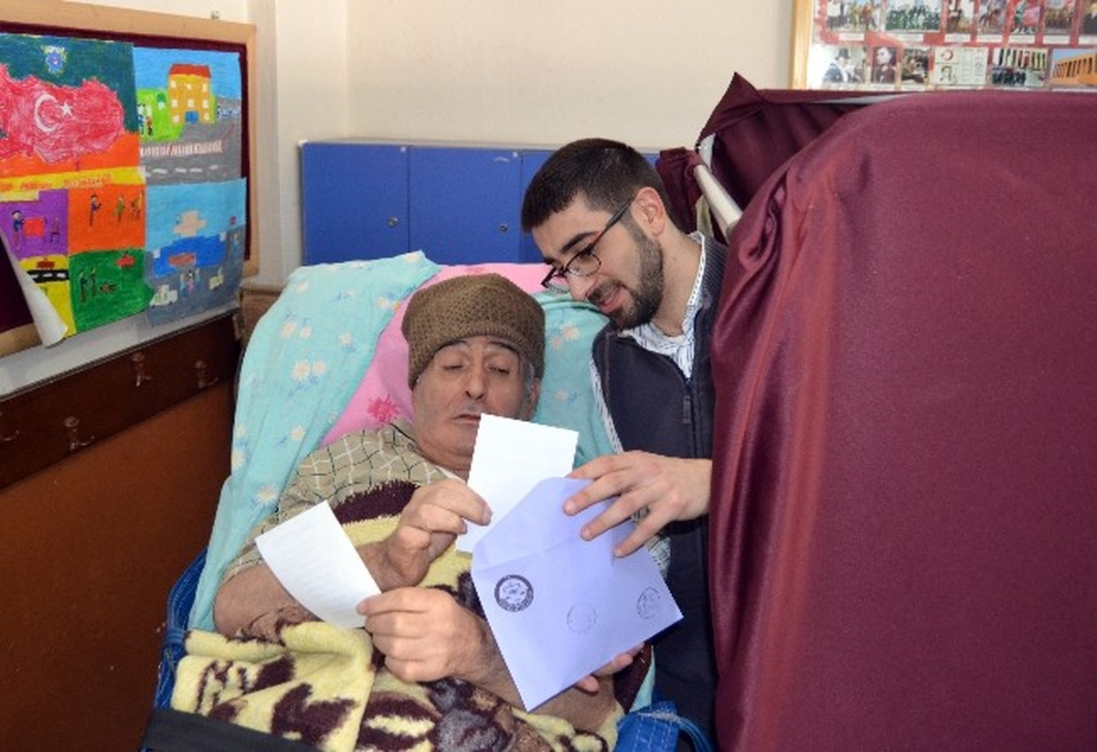 İnegöl\'de Yatalak Hasta Oy Vermeye Ambulansla Götürüldü